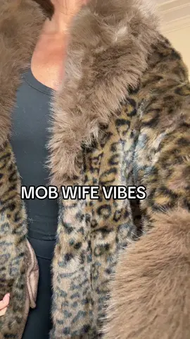 Elegant, leopard, faux fur coat. Comes right past the waist. Has two hem covered clasps and a belt. Soft, warm, luxurious. Be the main character this winter. #fauxfur #fauxfurcoat #furjacket #mobwife #winterfashion 