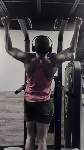 I’m committed to my personal growth, and I’m excited to see the incredible person I’ll become. #growthmindset #fitnessjourney #pullups 