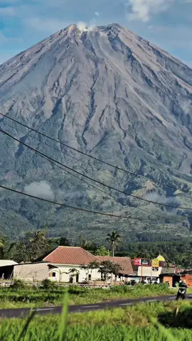 Salah satu spot foto yang lagi viral di pronojiow #lewatberanda #terassemeru 