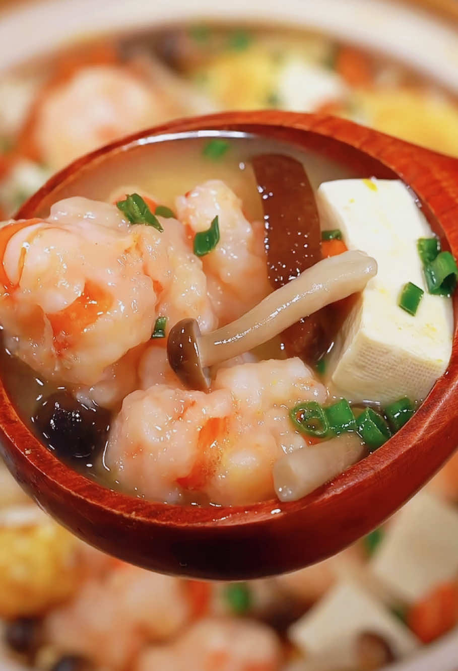 虾滑菌菇豆腐汤，鲜香美味，秋冬季节最适合吃这道简单又好做的虾滑菌菇豆腐汤#美食日常 #美食分享 #家常菜 #tiktok上热门 #人间烟火 