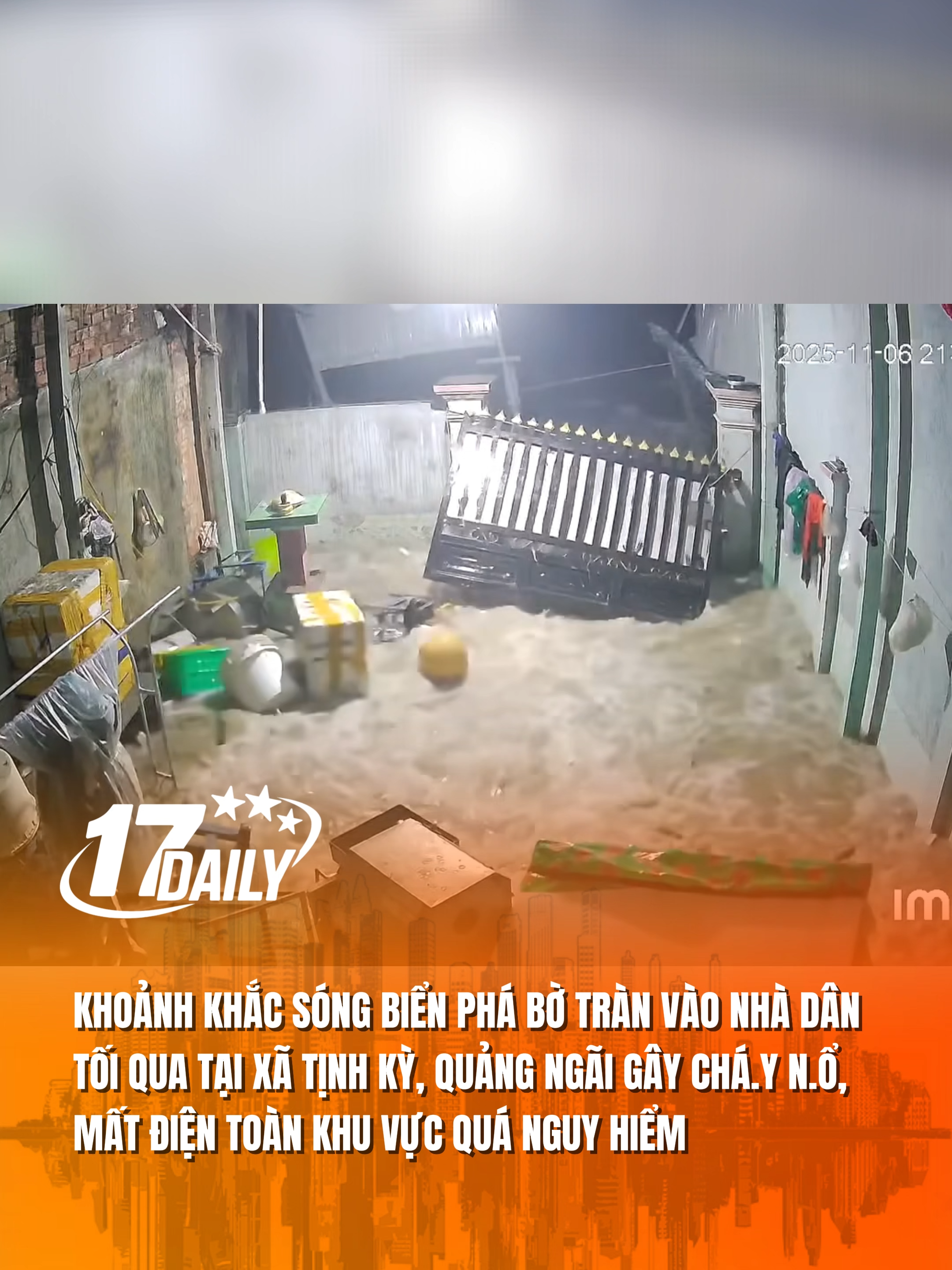 Khoảnh khắc sóng biển phá bờ tràn vào nhà dân tối qua tại Xã Tịnh Kỳ, Quảng Ngãi gây ch.áy n.ổ, mất điện toàn khu vực quá nguy hiểm.#17daily #17network #bão #lulutmientrung #baoso13 #quangngai