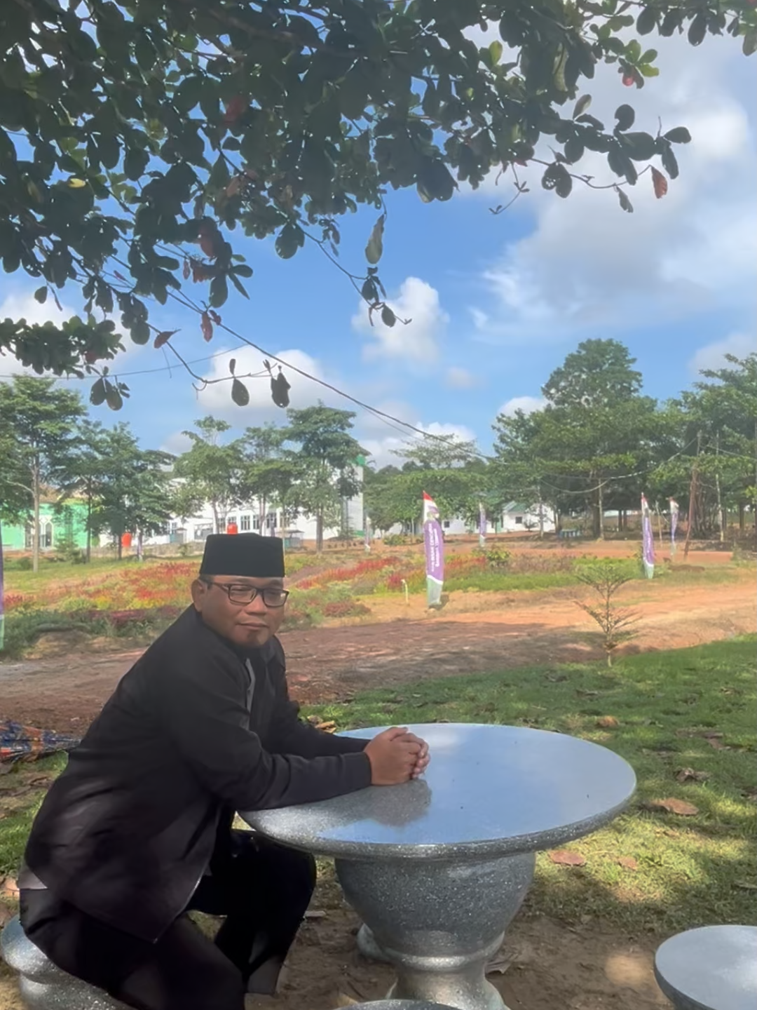 Dalam Islam, orang sombong (takabur) adalah mereka yang merasa dirinya lebih unggul dan merendahkan orang lain, serta menolak kebenaran. Sifat ini dibenci Allah SWT, dapat menghalangi seseorang masuk surga, dan akan dibalas dengan kehinaan di neraka. Ciri-cirinya termasuk membanggakan diri secara berlebihan, memandang rendah orang lain, dan merasa diri lebih tahu segalanya. Karakteristik orang sombong Menolak kebenaran: Tidak mau menerima kebenaran meskipun sudah jelas, dan merendahkan manusia lain. Merendahkan orang lain: Menganggap remeh orang lain karena perbedaan ilmu, harta, atau jabatan. Membanggakan diri: Pamer terhadap prestasi, kekayaan, atau kedekatan dengan Allah. Merasa sudah tahu segalanya: Enggan belajar dari orang lain dan merasa diri lebih berilmu. Tidak mau meminta maaf: Enggan mengakui kesalahan meskipun jelas-jelas bersalah. Menafikan kehendak Allah: Merasa semua keberhasilan adalah hasil usaha sendiri, bukan karena izin Allah.#fyppppppppppppppppppppppp #maninsancendekiabangkatengah #jumatberkah #sholat5waktu #motifasikehidupan