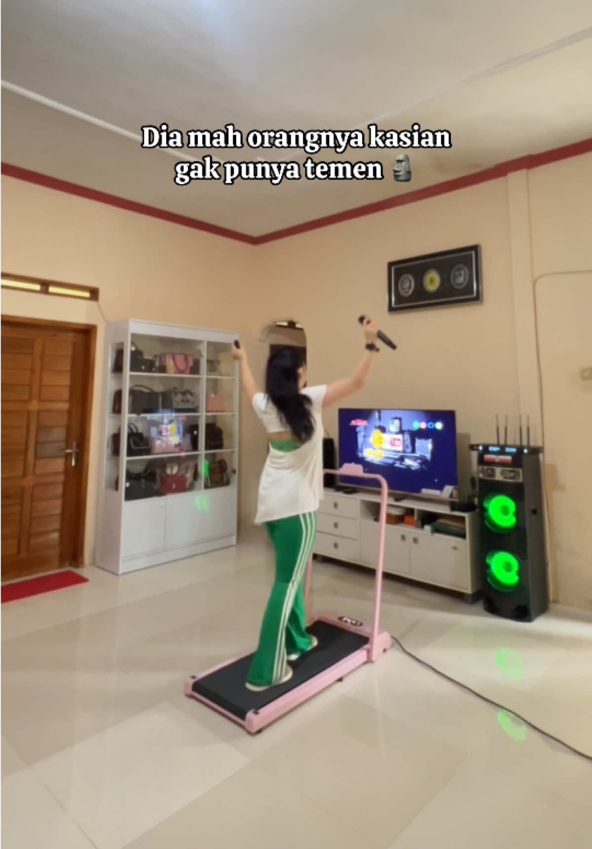 Siapa nih, yang sekarang males kmna-mna klo bukan sama kluarga? 🤣🥳 Kasian kok sama orang yang bisa asyik dan bahagia dengan dirinya sendiri 😄💃🏻 Yang harus di kasihani itu, orang yang selalu butuh orang lain untuk merasa bahagia yang tidak merasa cukup nyaman dengan dirinya sendiri nah itu baru kasian 😁🫠