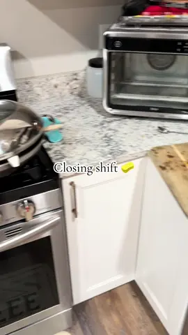 Nothing like a clean kitchen and some Colleen Hoover to end the night 🫧📖💤 #cleankitchen #colleenhoover #closingshift #fyp #theurbanmillenials 