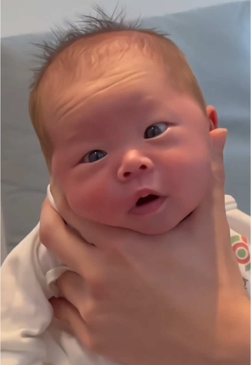 Êi ý là ông bà zà thực sự rất nhẹ tay và mềm mỏng luôn á, sao con biểu cảm giống bị bạnh hào dậy 🥲#embe #embedethuong #embedangiu 