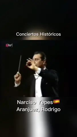 Las 9 notas iniciales del Adagio del Concierto de Aranjuez marcan una de las frases más amadas del universo musical. 9 notas que describen sentimientos, estados de ánimo, paisajes, recuerdos e historias de amor en todos y cada uno de los corazones que escuchan esta maravillosa obra. Narciso Yepes🇪🇸 ejecutó la obra como nadie y es el guitarrista que la interpretó en más países que cualquier otro músico en la historia. El propio Joaquín Rodrigo le decía, que él era el guitarrista que le generaba más regalías, porque lo tocaba todo el tiempo, grabó versiones históricas, lo llevó a Japón, a América, a toda Europa, y lo programaba como plato fuerte de cada gira.  Aranjuez, un diálogo entre el Oboe y la guitarra de proporciones épicas. Fíjate como el Maestro responde al tema inicial del tema usando la parte frontal del pulgar de la mano derecha para poder crear amplitud entre las voces que producen los dedos a-m-i que crean esa fluidez inimitable👏🏻❤️🇪🇸✨❤️ Renato Bellucci © mangore.com S.D.G. #narcisoyepes #conciertodearanjuez #adagio #rodrigo #guitarraespañola             