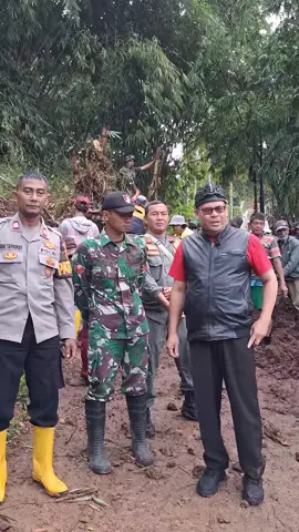 lapaoran situasi pasca longsong   di desa mekar wang kecamatan sukawening Kab Garut