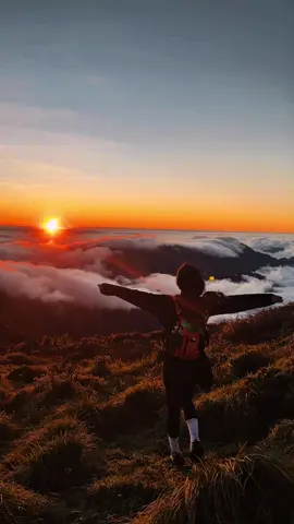 Lần đầu xây kênh làm về những chuyến đi gần gũi với thiên nhiên núi rừng của em, mong mọi người ủng hộ em ạ 🥰  Bước 1 chinh phục bản thân thành công… leo đỉnh núi lùng cúng cao 2913m, mệt nhưng vui, leo không hơn ai nhưng vượt chỉ tiêu của đa số mọi người gần hai tiếng, đạp chân đến lán nghỉ đầu tiên, và cũng xuống chân núi đầu tiên… tự dưng yêu bản thân quá í ❤️❤️❤️ #trecking #leonui #thiennhien #lungcung2913m 