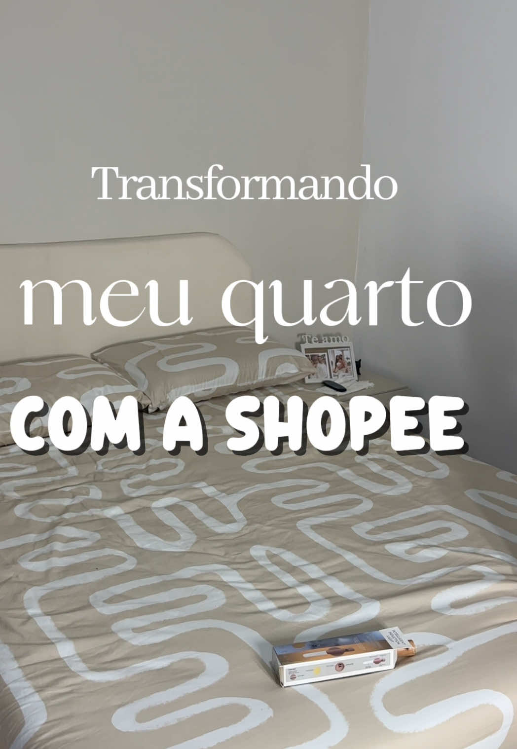 Transformar o quarto ficou ainda mais fácil com a @Shopee Brasil  ✨ Cada detalhe faz diferença quando a gente escolhe com carinho, e o resultado não poderia ser mais aconchegante 🤍 Quadros ID : CBE-YHU-VMZ Luminárias ID : BBU-TCY-SDH Led ID : BYW-TWH-WSG Abajur : ABL-JZS-DEP Cobre leito : @Bella Primavera Enxovais   Manta e almofadas : @@Pd Decór e Iluminação  #acheinashopee #shopeecreator #shopee #quartodecasal #fyp      