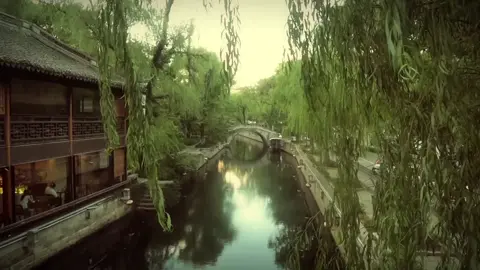 “Đời người luôn là một chuỗi hồi ức liền mạch, cho dù bản thân có sống ở nơi phồn hoa đến mấy, có biết vinh hoa phú quý đến nhường nào, thì vẫn có lúc, một bài hát cũ cũng có thể dẫn dắt chúng ta quay về quá khứ, ôn lại một đoạn tuổi xuân .” #chualanh #phongcanh #fyp #xuhuong 