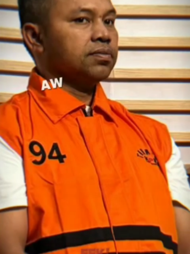 KPK menjerat kader Partai Kebangkitan Bangsa (PKB) itu karena diduga melakukan pemerasan,dengan modus meminta jatah uang dari Dinas Pekerjaan Umum,Penataan Ruang, Perumahan,Kawasan Permukiman dan Pertanahan (PUPRPKPP) Pemprov Riau. Padahal,Abdul yang dilantik Februari lalu belum sembilan bulan menjabat sebagai gubernur. Selain Abdul,KPK juga menjadikan tersangka Kepala Dinas PUPR-PKPP Pemprov Riau, Muhammad Arief Setiawan serta tenaga ahli gubernur,Dani M.Nursalam. Dalam konferensi pers pada Rabu (05/11), Wakil Ketua KPK,Johanis Tanak, menyampaikan keprihatinannya karena praktik tindak pidana korupsi yang melibatkan gubernur Riau telah empat kali terjadi. Ini adalah peringatan dan perhatian serius bagi Pemprov Riau maupun provinsi lain terhadap urgensi perbaikan tata kelola pemerintahan yang komprehensif,baik secara sistem maupun perilaku aparatur,termasuk pengawas internal,maupun transparansi pengadaan barang dan jasa,