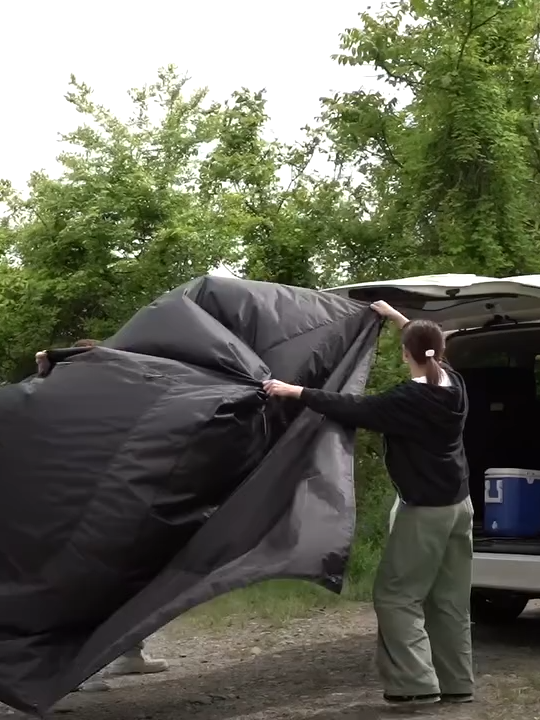 【再掲載】かぶせるだけでプライベート空間。車用のテント＆タープ「トランクゲートテント」 出典：yadocari 「トランクゲートテント」は、車のトランクにかぶせて使う車用テント。 現在クラウドファンディングサイトMakuakeにて、本体が15,980円（税込）から、本体・ポール2本セットが20,000円（税込）から、本体・ポール4本セットが23,840円（税込）から支援購入可能。2023年7月中旬から8月の配送を予定している。 設置は簡単 設置は本体を開いたトランクにかぶせてベルトで固定するだけ。テントの3面に120 x 80cmのメッシュ窓があり、テントの中から外が見える。 窓のカーテンを閉めると、外からの視線を遮断できる。付属のペットボトル袋に水や砂を入れたペットボトルを入れれば、重しとして使える。 はっ水生地を採用し、雨水などの侵入しにくい構造だという。 組み立て時のサイズは145 x 135 x 195cm。20 x 41cmの収納袋に収まり、重さは約1.7kg。 別売りのポールを使用すれば、タープにもなる。ポール2本で1面を、ポール4本で2面を屋根にできる。また、ポール4本を使えば、トランクドアを使用せずに自立する。 ・　・　・ プライバシーを確保して、アウトドアを楽しんでみては？ #車用テント #アウトドア #クラウドファンディング