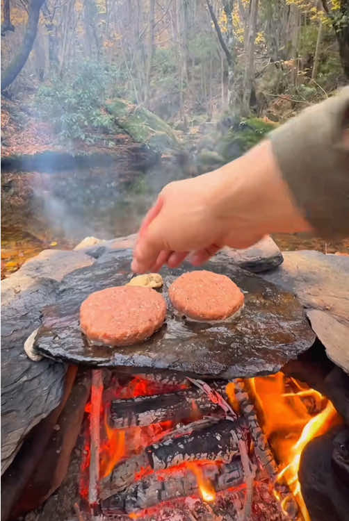 Make beef hamburger cooked on hot rocks in nature 🥩🪵💦🔥 #cookingasmr #leon #outdoorcooking #beef #hamburger 