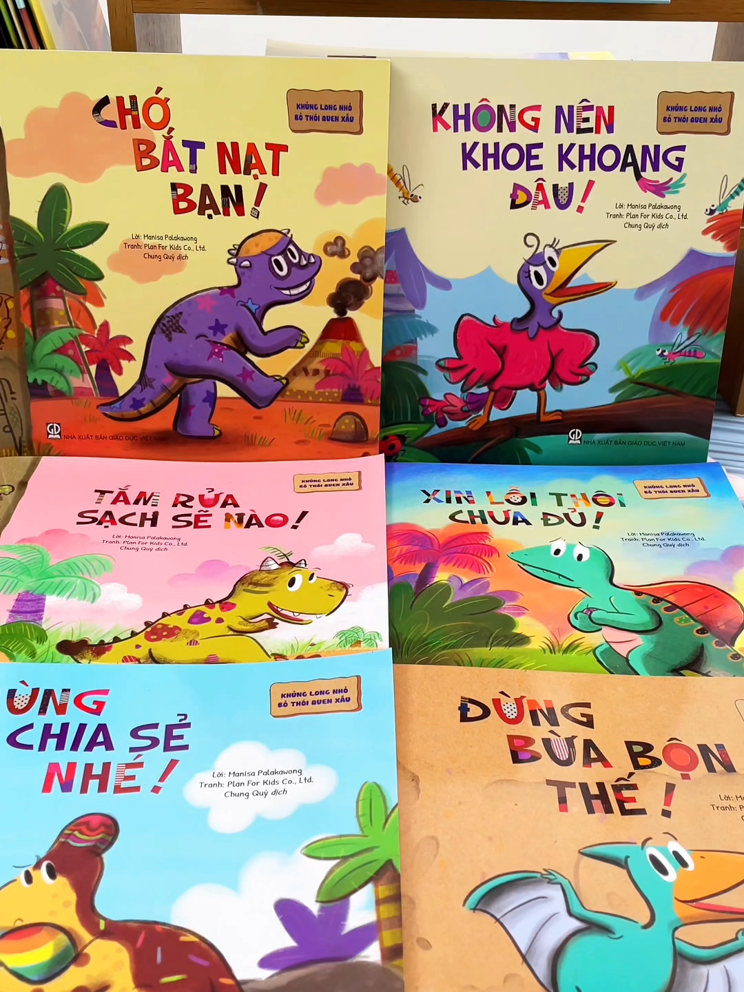 “Khủng long nhỏ bỏ thói quen xấu” – bộ sách đáng yêu giúp bé học cách từ bỏ những thói quen chưa tốt và hình thành hành vi ngoan ngoãn, tích cực mỗi ngày qua những câu chuyện vui nhộn và gần gũi! 🌈 #reviewsachchobe #khunglongnhobothoiquenxau #adcbookiz #sachhaychobe #sachchobe