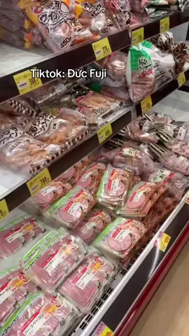 Xúc xích ở Nhật đa phần làm từ cá 🐟 Nhưng loại này vừa rẻ, vừa có vị Việt Nam – 257 yên cho 10 cây, đáng thử lắm! #doisongnhatban #gyomu #xucxichnhatban #ducfuji #cuocsongnhatban 