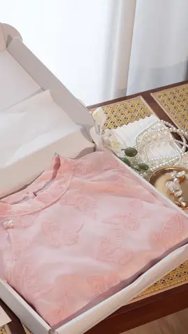 𝐇𝐨̂̀𝐧𝐠 Đ𝐢𝐞̣̂𝐩 Tựa cánh bướm khẽ bay trong vườn xuân, Hồng Điệp mang đến vẻ đẹp dịu dàng mà vẫn nổi bật. Lớp tơ cao cấp phủ nhung dập chìm mềm mịn, mỏng nhẹ nhưng giữ dáng suông thanh thoát, giúp nàng thoải mái di chuyển mà vẫn giữ nét duyên dáng, thanh lịch. Hồng Điệp là lựa chọn hoàn hảo cho những buổi tiệc nhẹ, dạo phố hay các sự kiện truyền thống, nơi nàng mong muốn toả sáng bằng sự tinh tế và nhẹ nhàng. #LacNguyet #LANADesign #ChuyenTrangTrongLua  