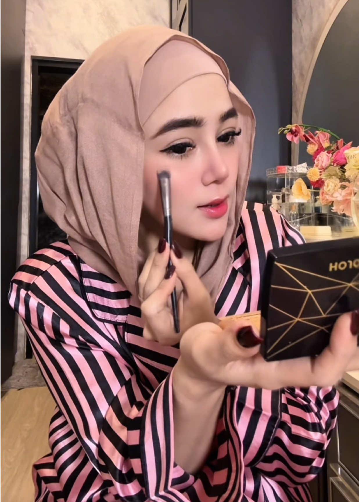 Sekali oles nyata banget hasilnya 😍  Barang yang wajib ada saat make up #hightligter #hojohightlight #makeup  #makeuptutorial #makeuplook  