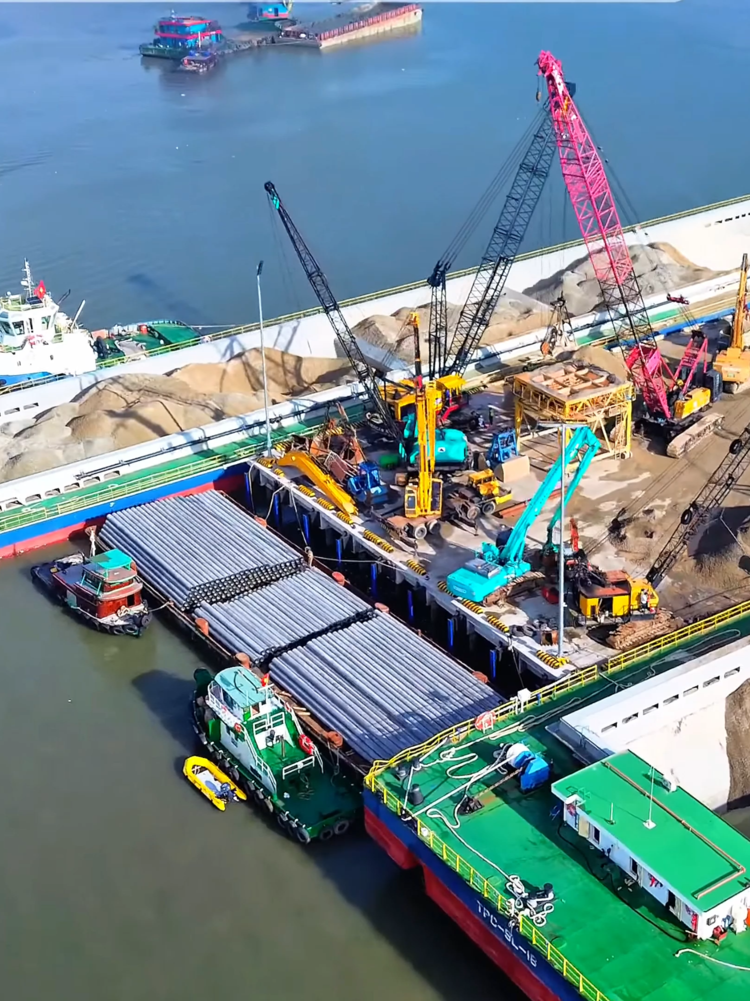 🚧 Vịnh Tiên sắp thành hình – Vinhomes Green Paradise tăng tốc thần tốc tại Cần Giờ! 🔥 Chỉ trong thời gian ngắn, phân khu Vịnh Tiên của siêu dự án Vinhomes Green Paradise Cần Giờ đã dần lộ diện rõ ràng với tốc độ thi công thần tốc ngày đêm. Từng tuyến đường nội khu, nền biệt thự và khu cảnh quan đang được hoàn thiện, báo hiệu giai đoạn bứt phá mạnh mẽ trong hành trình kiến tạo “thiên đường biển” đầu tiên của TP.HCM. Một minh chứng cho tầm vóc & năng lực thi công vượt chuẩn từ Vingroup – nhà phát triển hàng đầu Việt Nam. #VinhomesGreenParadise #VinhomesCanGio #TienDoCanGio #CanGioThucGiac #TienDoVinhomes #ThienDuongBien #Vingroup #DauTuCanGio #Vinhomes2025 #KhaiTruongSaBan #DoThiBien #VinhomesGreenParadiseCanGio