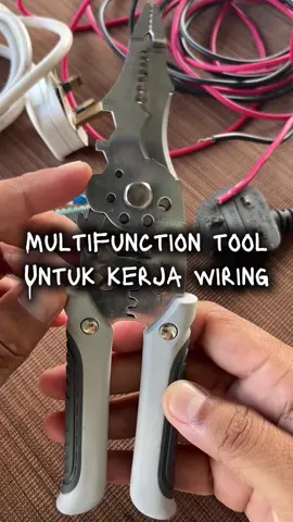 Senang ada pliers ni buat kerja wiring jadi mudah dan jimat masa. Kalau asyik guna cutter atau pisau ja buang insulator wire tu hasil kerja kurang cantik Boleh beli pliers ni kat beg kuning ya #pliers 