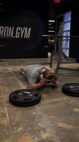 Trust me calisthenics in a busy gym isn’t always easy 😭#w#workoutp#pushups