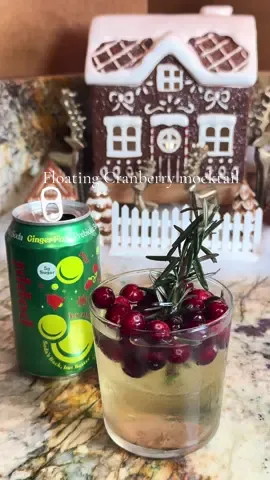 Simple and refreshing mocktail with fresh cranberries and a Fizzle of cheer 🎄@drinkpoppi #mocktails #christmas #viral #refreshing #christmasdrinks 