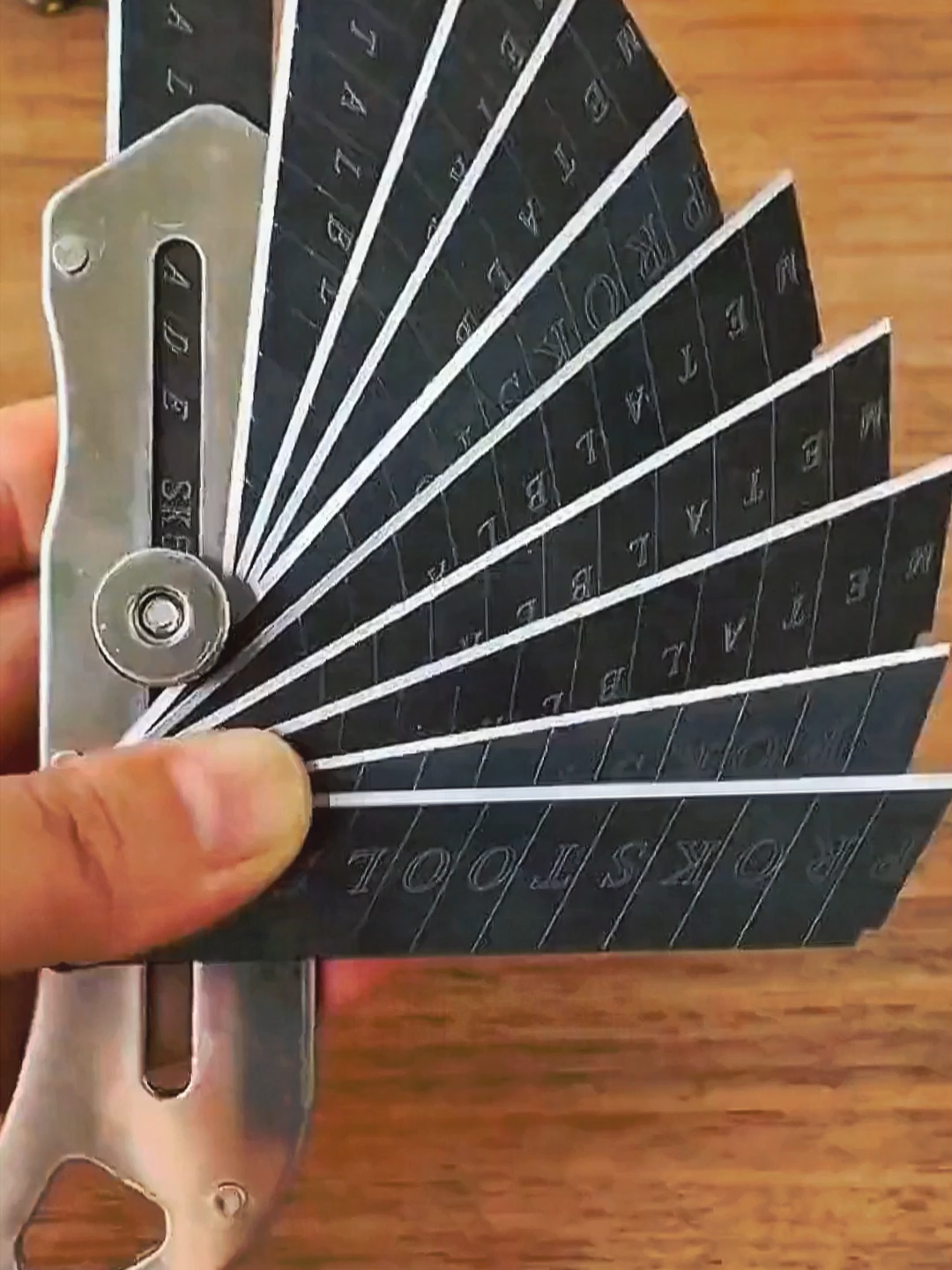 Sharp & smooth—cut like a pro! This utility knife slices clean, retracts safely, stays sharp long—turns cutting tasks into effortless magic! #UtilityKnifePro #EffortlessCleanCut#tiktokshop#fyp