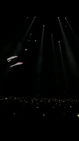 Así inicia el show de Latín Mafia en el Movistar Arena! Andan usando cámaras en pegadas a su cuerpo para mostrar todo en el escenario ¿qué les parece? #latinmafia 