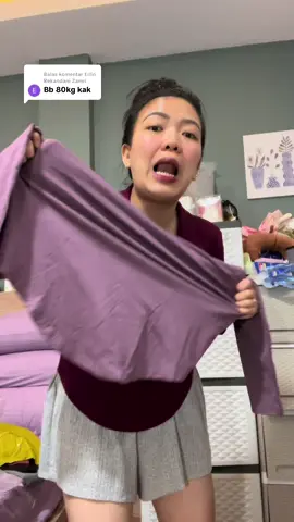 Membalas @Erlin Rekandani Zamri BB 80kg pake size JUMBO XXL ya 😍 Kaos V neck ini vepat banget habis nya 💗Sumpah ini cakep banget dipake di badan keliatan badan lebih langsing 😭😍👌bahan nya juga adem dan melar banget jadi muat BB JUMBO juga ya 💗#kaosvneck #kaosvneckcewek #kaosvneckwanita #kaosvneckjumbo #bajuatasanwanita    