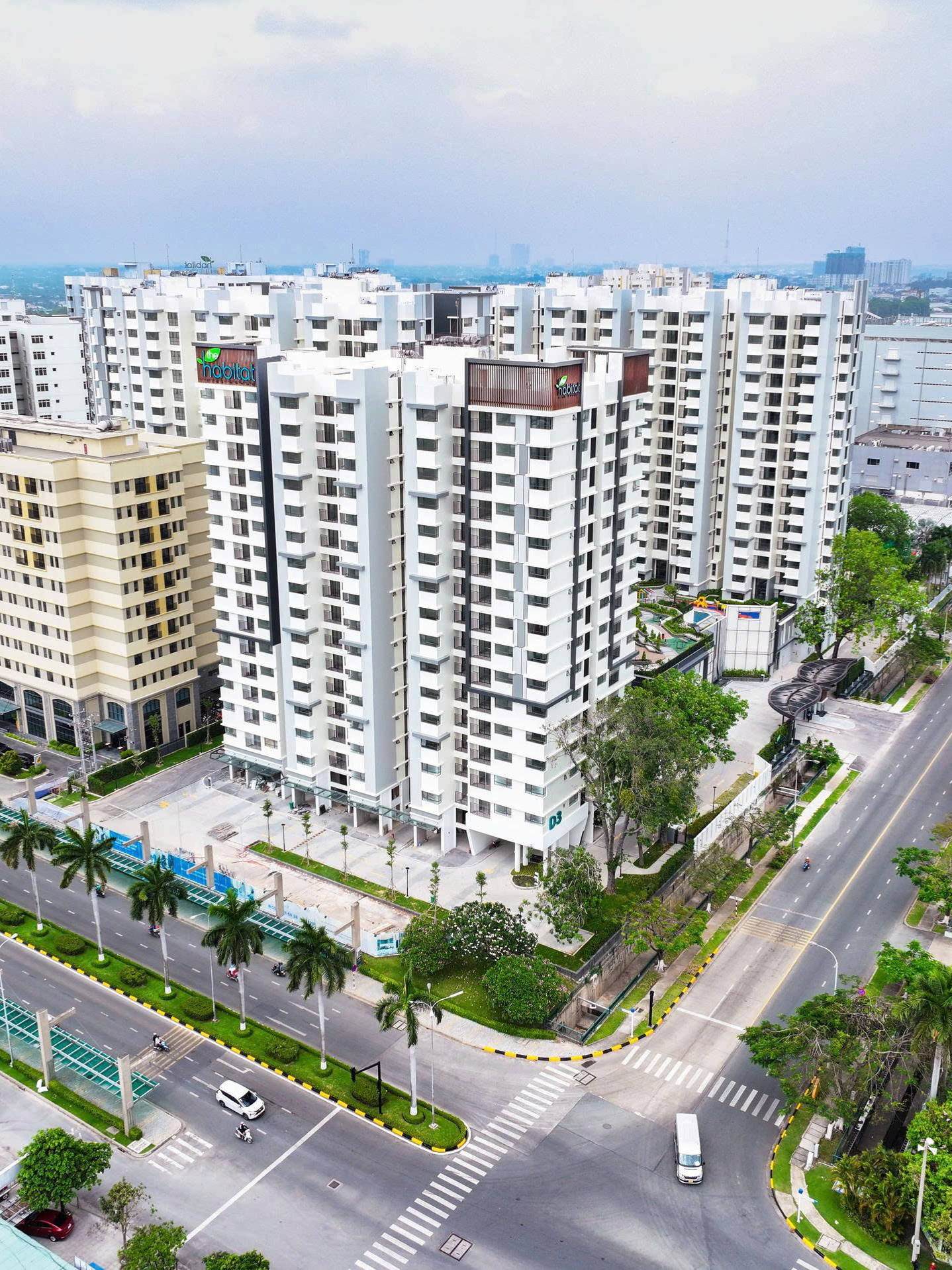 The Habitat Căn Hộ từ Singapore, Ngay cửa ngỏ Vsip1 với diện tích 67m², 2PN, 2WC, nội thất đầy đủ, pháp lý đầy đủ, đang có giá tốt.  - Thiết kế hiện đại, không gian sống thoải mái. - Đầy đủ tiện nghi, sẵn sàng vào ở ngay. - Pháp lý đầy đủ, thanh toán 95% nhận sổ - Phong thủy tốt, mang lại tài lộc cho gia chủ. Ốc đảo xanh duy nhất tại cửa ngõ Vsip1 Dự án mang đến không gian sống xanh, hiện đại và tiện nghi với hồ bơi vô cực, gym, vườn BBQ, công viên nội khu. Vị trí vàng gần Aeon Mall, Sân golf Sông Bé, kết nối nhanh về TP.HCM. Nhắn tin trực tiếp để biết thêm chi tiết  căn hộ The Habitat ↓ 0796869364 ☎  #habitatbinhduong#canhogiatot#aeonmallbinhduong #canhobinhduong #vsip1