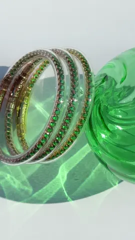 Enchant your wrists with our Holiday Emerald Collection 💚✨ Dazzling pieces rooted in deep, crystalline green, a shade associated with wisdom, renewal, and eternal abundance 🪄👸🌲