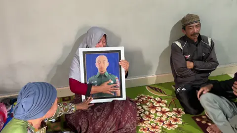 8 Tahun yang lalu saya melihat ayah dan ibu saya menangis tanpa suara karena kehilangan kakak laki