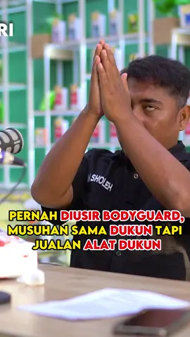 Siapa sangka, di balik sukses Grup #Jaranan dan #Campursari Mayangkara—yang melahirkan sinden fenomenal Niken Salindry—tersimpan cerita perjuangan Bapaknya Niken, Bopo Sholeh, yang bikin geleng-geleng kepala! 😲 PERNAH DIUSIR dari atas panggung oleh bodyguard. Ya, itu baru permulaan! Yang lebih mengejutkan, Bopo Sholeh kini punya sampingan unik: jual alat dukun! 😲 Eits, tapi ini bukan untuk praktik perdukunan. Justru, ini adalah cara edukasi dan perang melawan praktik klenik yang selama ini ia perjuangkan! Sebuah langkah brilian dari seniman yang berprinsip! Tonton full Reels ini untuk tahu bagaimana Bopo Sholeh mengubah hinaan menjadi inspirasi dan kenapa ia sangat #AntiDukun! Double Tap ❤️ jika kamu salut dengan perjuangan Bopo Sholeh! Komen di bawah, pernah punya pengalaman serupa? 👇 #BopoSholeh #NikenSalindry #Mayangkoro #RidhanNandariPodcast #Jaranan #Campursari #AntiDukun #Edukasi #KisahInspiratif #PerjuanganHidup #SeniBudayaJawa #SenimanJawa #PodcastIndonesia