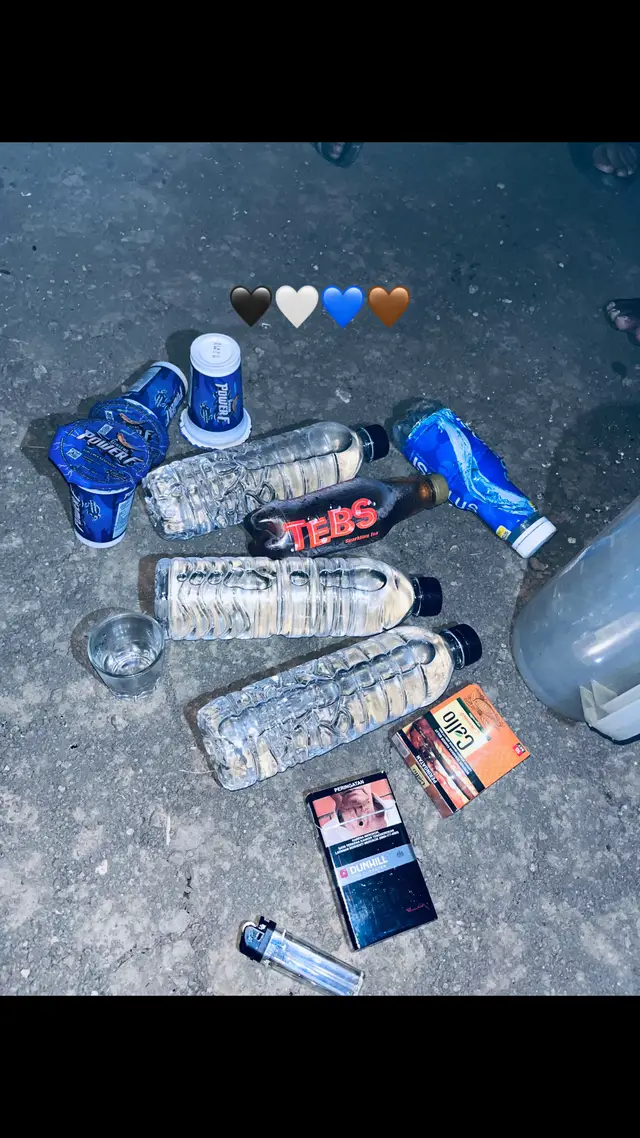 Berikut cara mudah membuatnya: Waktu membuat: 15 menit Untuk 2 porsi Bahan-bahan: 1 bawang putih Sebutir telur 1 bawang merah Kerupuk oren mentah secukupnya 1/4 bonggol kol Daun bawang secukupnya 1 kemiri 2 cm kencur 3 cabai rawit Garam dan penyedap Cara membuat: Pertama, haluskan bawang putih dan merah, kemiri, kencur, dan cabai, lalu tumis sampai harum. Lalu, masukan telur, lalu orak arik. Berikutnya, tambahkan satu gelas air, lalu masukan kerupuk oren. Masak sampai kerupuk mengenyal. Selanjutnya, setelah kerupuk matang, tambahkan kol dan daun bawang.  Kemudian, tambahkan garam dan penyedap, koreksi rasa. Seblak siap kamu sajikan #fyp 