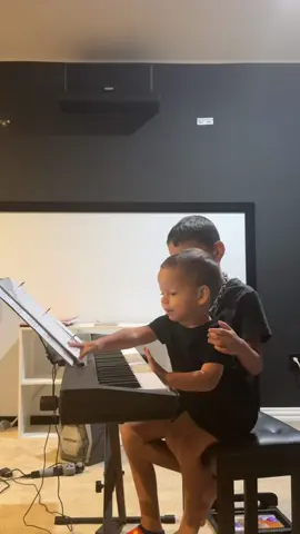 Trying to teach my baby brother a few things 🙂 #pianolesson #pianotutorial #fypviral #sweetmoments #musiciantok 