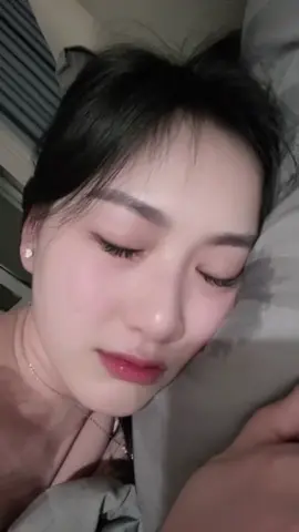 Cô ấy vẫn luôn thế, vẫn hay buồn vì những chuyện tương tự , vẫn hay nhạy cảm, buồn vì những chuyện bình thường , vẫn luôn một mình làm theo cách riêng, ai có thể tin một cô gái như thế lại dễ buồn, lại vẫn một mình làm mọi thứ bao lâu nay… một mình đi nhậu , một mình đi cà phê, một mình lang thang đường phố, một mình đi du lịch, hay suy nghĩ rồi tủi thân bật khóc… Vậy nên đừng tới cho tôi sự yêu thương rùi vội vã lại rời đi nhé!!!  #dothihuyen #saigon #vungtau #14 #CapCut 