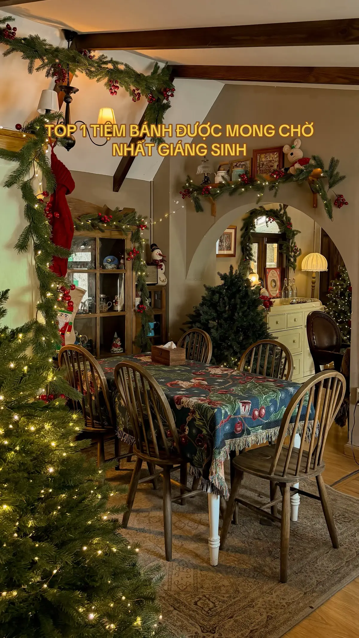 Tiệm bánh này năm nào làm decor Giáng Sinh cũng đẹppppppp 🎄   #noel #reviewcafe #fasdicaphe #saigon #giangsinh 