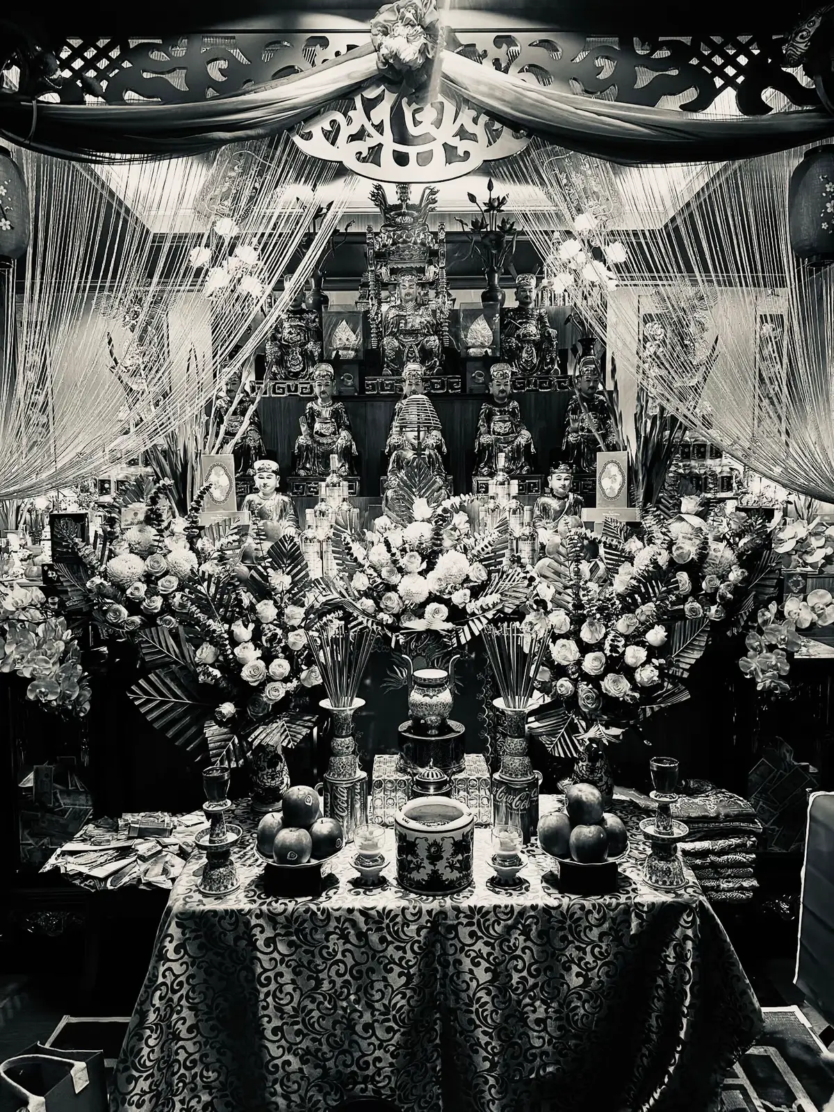 Đúng thì cứ làm sai thì cứ sửa không có gì là quá muộn chỉ sợ ta không dám bắt đầu lại. Tâm càng đơn giản đời càng nhẹ nhàng khi lòng không chất chứa hạnh phúc tự nhiên mà sinh ra. Tâm được tự do bước chân cũng tự tại đi đến đâu niềm vui cũng theo về đến đó. Lúc thuận buồm xuôi gió hãy học cách xem nhẹ khi gió ngược mưa giông hãy tập nghĩ thoáng. Cuộc đời này có những thứ nắm được thì cũng buông được đôi khi buông xuống không phải là mất mà là để có thể cầm lên những điều xứng đáng hơn. Hãy khoan dung thêm một chút rộng lòng thêm một xíu một nụ cười một cái vẫy tay mọi điều không vui rồi cũng sẽ hóa thành mây gió. Cười lên bạn nhé vì chỉ khi lòng an bạn mới thấy rằng mọi khổ đau đều có thể hóa nhẹ như mây bay.