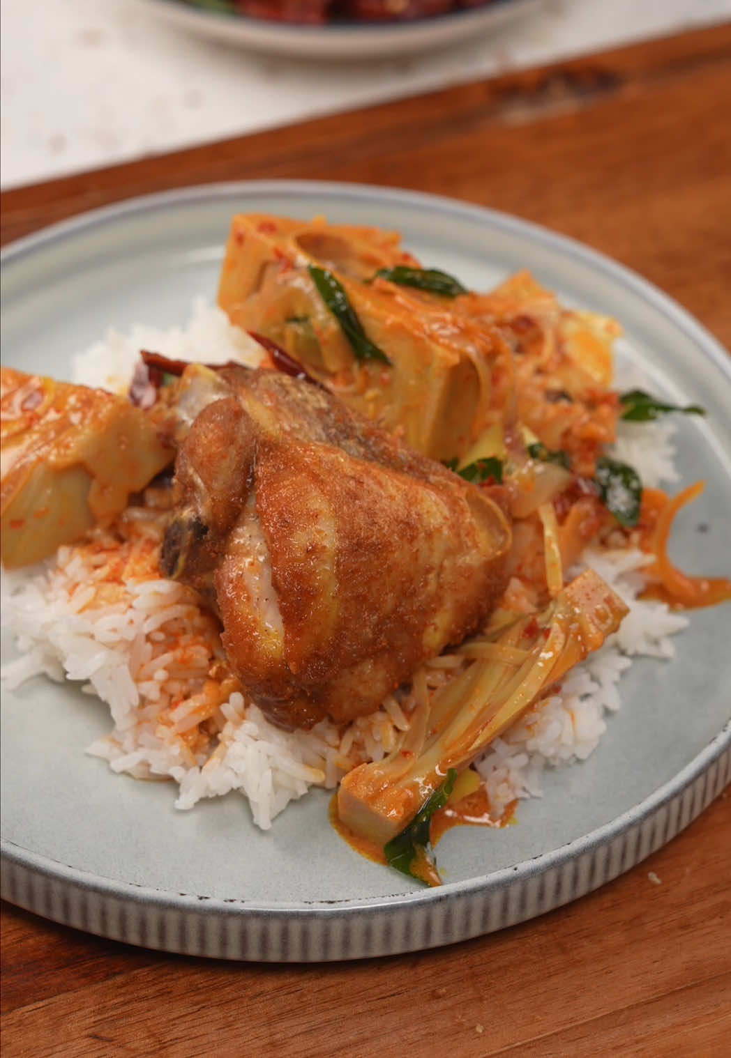 Episod 710 | Resepi Gulai Nangka Muda | 2 Minit 1 Resepi by Che Sayang Kitchen Jangan lupa dapatkan Blossom Cookware dari @Tefal Malaysia ! Bukan setakat cantik, tapi tahan lama. Selamat mencuba! Resepi penuh - nangka muda - Garam - Sedikit minyak Bahan kuah - 4 ulas bawang putih - 1/2 bawang merah - 2 sudu serbuk kari ikan - 2 sudu cili kisar - 1 kotak santan - 1 setengah cawan air - Ikan kurau masin - 1 asam keping - Garam & perasa - Hirisan bawang merah, bawang putih, daun kari, cili kering #resepichesayang #chesayangkitchen