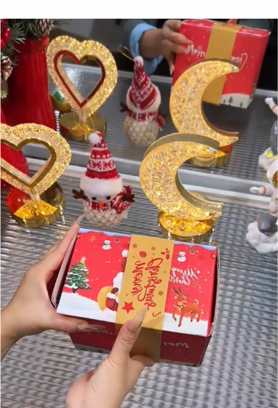 Your Christmas needs these gift boxes – explosive surprise inside! #christmas #giftbox #giftboxes #surprisegift #gift