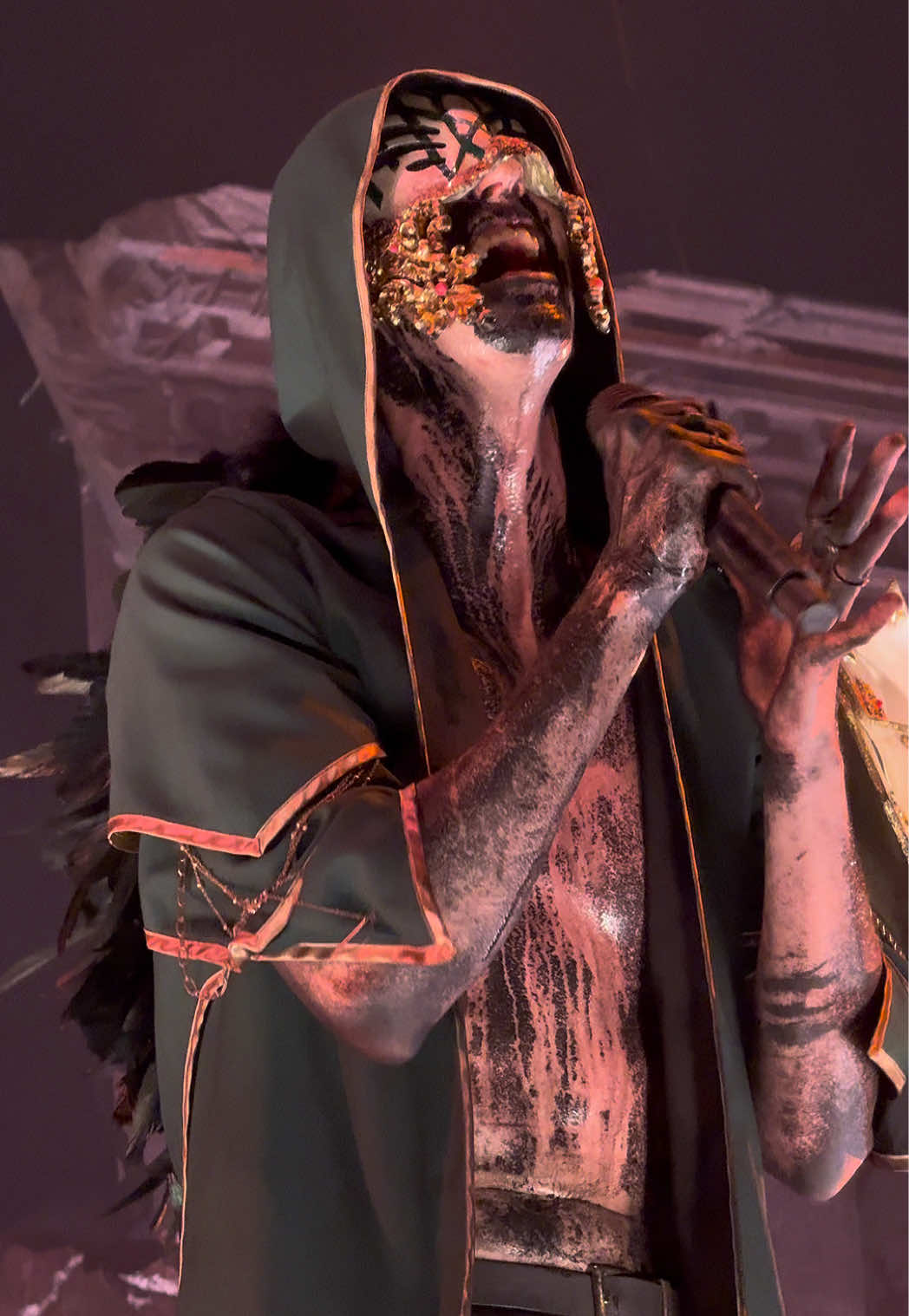 Too young to get bitter over it all ✨ Los Angeles ritual 11.10.2025 #sleeptoken #eveninarcadia #eiatour #vessel #caramel @Sleep Token 