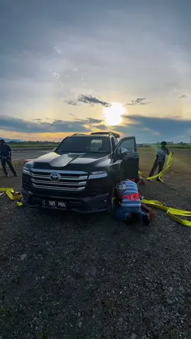 kami harus kuat😃 seberat apapun kami bisa bawa ke tujuan. Trimakasih bapak bupati #papua #aviation #helicopter #fly #flypシ 