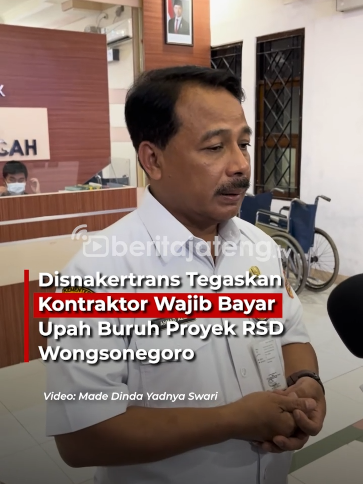 Disnakertrans Tegaskan Kontraktor Wajib Bayar Upah Buruh Proyek RSD Wongsonegoro Dinas Tenaga Kerja dan Transmigrasi (Disnakertrans) Jawa Tengah menyoroti kasus keterlambatan pembayaran upah buruh proyek pembangunan Gedung Rawat Inap 12 Lantai Tahap 3 RSD K.R.M.T Wongsonegoro Semarang. Kepala Disnakertrans Jateng, Ahmad Aziz, menegaskan persoalan tersebut menjadi perhatian karena menyangkut hak tenaga kerja yang dipekerjakan oleh subkontraktor. Aziz menegaskan, hubungan kerja terjadi antara pekerja dan pihak subkontraktor yang memberi perintah dan merekrut tenaga kerja, sehingga merekalah yang wajib membayar upah. Aziz menjelaskan, hubungan kerja ditandai dengan tiga unsur: pekerjaan, perintah, dan upah. Jika ketiganya terpenuhi, maka subkontraktor memiliki kewajiban hukum untuk membayar gaji buruh tepat waktu. Ia juga meminta agar pekerja proyek tersebut segera didaftarkan dalam BPJS Ketenagakerjaan, minimal untuk program jaminan kecelakaan kerja dan jaminan kematian, guna melindungi dari risiko di lapangan. Menurut informasi yang diterimanya, para buruh proyek tersebut belum menerima gaji selama sekitar dua bulan. Aziz menegaskan, jika terjadi kecelakaan kerja sementara pekerja belum terdaftar BPJS, maka seluruh biaya pengobatan dan santunan menjadi tanggung jawab perusahaan. Ia juga memastikan bahwa buruh yang dimaksud adalah pekerja proyek, bukan tenaga medis rumah sakit. #semarang #beritajateng #jawatengah #beritatiktok #banjir #infosemarang #beritaterkini #foryour #beritaviral #beritahukum #Info #kenaikanUMP