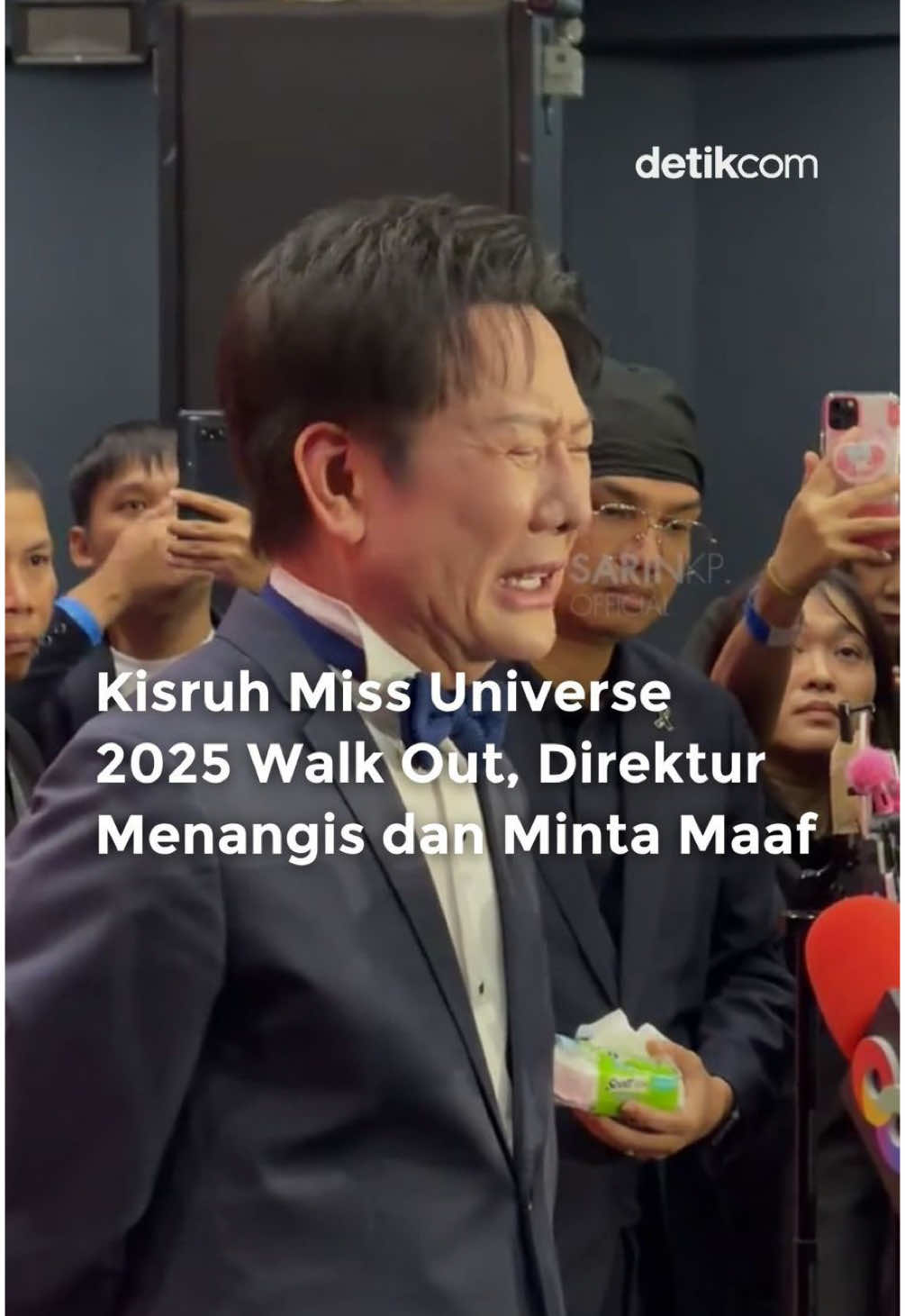 Setelah menuai kritik keras akibat insiden dengan Miss Mexico Fatima Bosch, Direktur Miss Universe Nawat Itsaragrisil menyampaikan permintaan maafnya, sekaligus mengklarifikasi.  Ia buka suara saat acara The Universe Ceremony dalam agenda Miss Universe 2025 di Bangkok, Thailand, Rabu (5/11/2025). Meski begitu, Nawat menegaskan bahwa dirinya tidak pernah menyebut kata 'dumb head' seperti yang disebut oleh Fatima. Dalam konferensi pers terpisah, ia mengklaim bahwa yang ia katakan sebenarnya adalah 