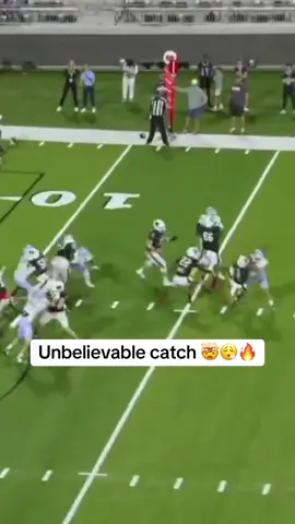 Dalton Dababneh with the clutch snag 🤯😅 (via coach_pickup/x) #football #highschool #highschoolfootball #futbol #athlete 