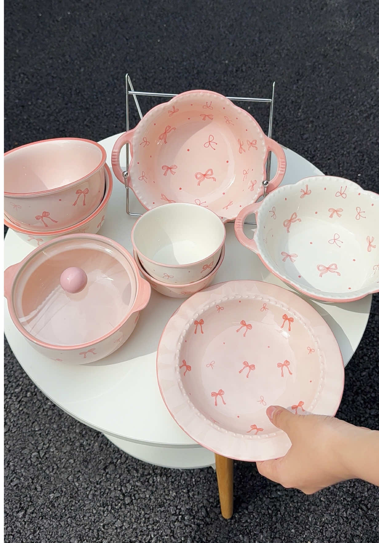 ✨ Best seller suốt hơn 1 năm liền ✨ Set bát đĩa nơ hồng “cưng xỉu”, vừa decor vừa dùng ăn đều đẹp mê 💗 Mẫu được săn nhiều nhất nhà Bylen, về là cháy hàng ngay 🔥 #ChénĐĩaSứ #SetNơHồng  #BátĐĩaCute #tiemgombylen #batsucute 