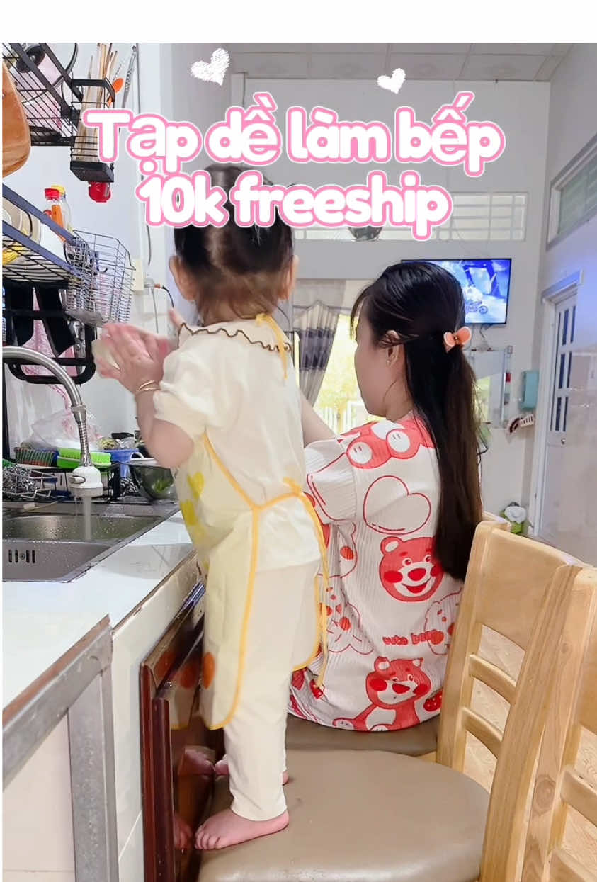 Tạp dề làm bếp cho bé, chống thấm nước nên k sợ bẩn quần áo của bé nè ba mẹ ơi #tapdechobe #tapdenauanchobe #tapdenauan 