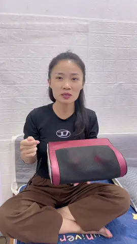 E gối này massage sướng thật sự luôn, bác nào hay đau mỏi thì nên sài nha #xuhuongtiktok #tiepthilienket #goimassagehongngoai #goimassage #maymassagemini 