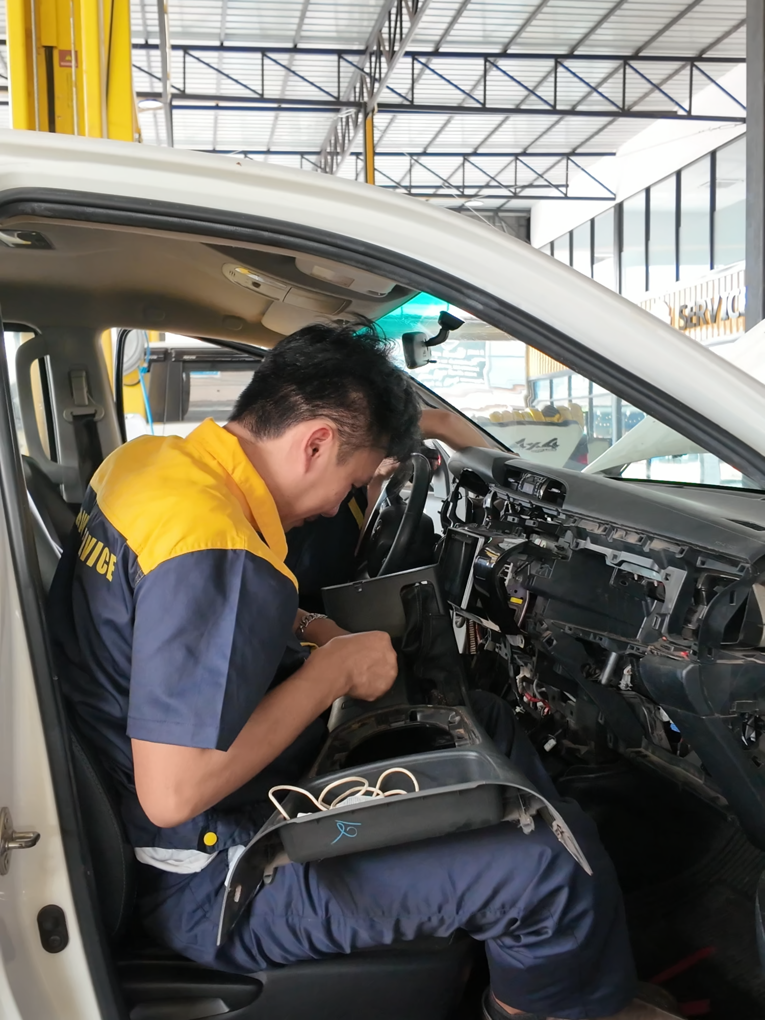 ເມື່ອຊ່າງມືໃໝ່ມາແປງລົດຄັ້ງແລກ #6989 #carcare #Autoservice #viralviedeo #funny