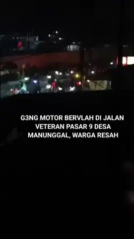 Sekelompok g3ng motor kembali membuat ulah di kawasan Jalan Veteran Pasar 9, Desa Manunggal, pada Jumat (7/11/2025) dini hari sekitar pukul 03.45 WIB. Menurut informasi dari warga, aksi kelompok tersebut menimbulkan keributan dan membuat warga sekitar merasa sangat resah. Suara knalpot bising serta aksi ugal-ugalan para pelaku sempat membangunkan warga yang sedang beristirahat. “Mereka datang ramai-ramai, teriak-teriak, bahkan ada yang memacu motor dengan kecepatan tinggi. Kami takut terjadi hal-hal yang tidak diinginkan,” ujar seorang warga setempat. Masyarakat berharap agar pihak kepolisian segera menindaklanjuti laporan tersebut, demi menjaga keamanan dan ketertiban lingkungan sekitar. Hingga kini, belum ada keterangan resmi dari pihak berwajib terkait kejadian itu. Kepada para orang tua, diimbau agar lebih memperhatikan aktivitas anak-anak remajanya terutama saat malam hari. Masyarakat juga diminta untuk segera melaporkan ke pihak berwajib apabila melihat aktivitas mencurigakan atau sekelompok remaja yang melakukan tindakan mengganggu ketertiban umum. Mari bersama menjaga keamanan lingkungan demi terciptanya suasana yang aman dan kondusif. #medan #labuhandeli #deliserdang