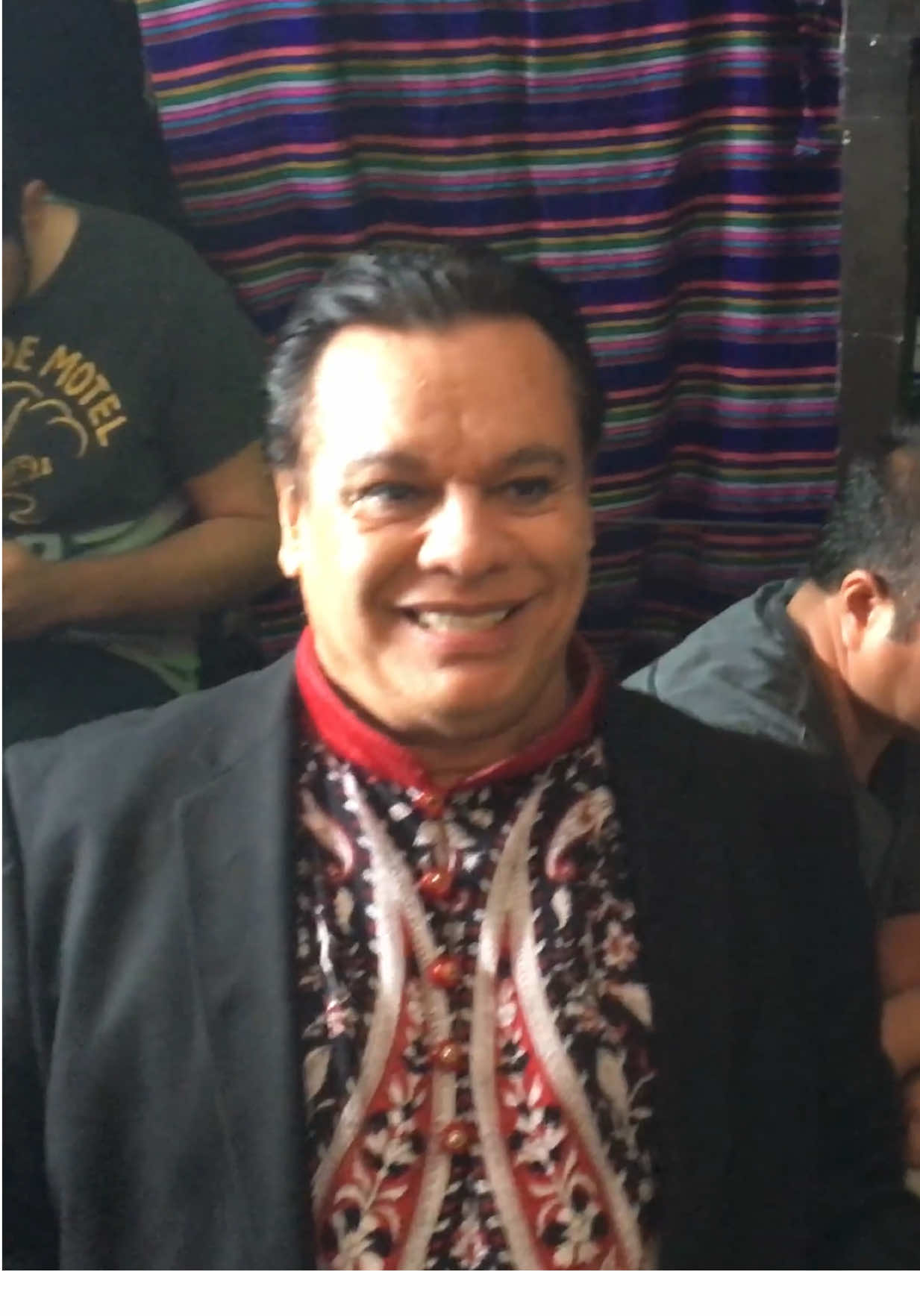 #TBT Recordando al gran maestro Juan Gabriel. Esta fue la última vez que pudimos compartir con él, durante la grabación del video oficial del tema “YA”. Esta canción formó  parte del álbum Dúos 3 (2022), un proyecto que quedó inconcluso, pero que guardamos con gran cariño en nuestra memoria. En nuestra trayectoria quedan un sinfín de recuerdos de todas las ocasiones en que eligió a Banda El Recodo para compartir escenario. Un abrazo grande hasta el cielo, querido Alberto. @Juan Gabriel Oficial 
